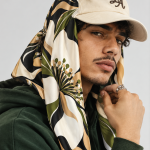 retrato editorial con gorra y pañuelo floreado